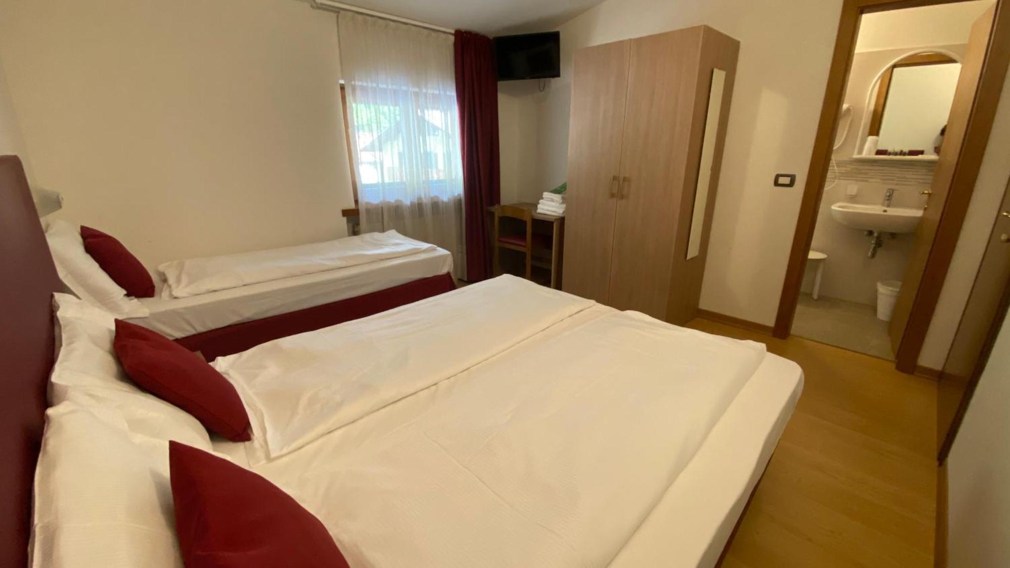 Casteluce Hotel Funivie Pinzolo Ngoại thất bức ảnh